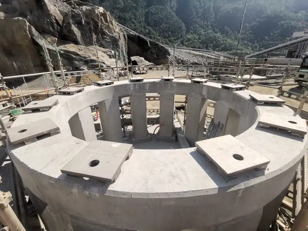 Betonfertigteile oder Ringfundament auf der Baustelle der Zink-Röstung