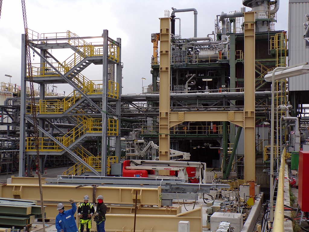 Stahlkonstruktion CDT‑Produktionsgebäude mit Rahmen und Fachwerken