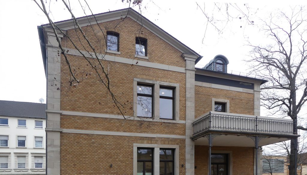 Straßenfassade und Eingang der sanierten Villa – KITA 15