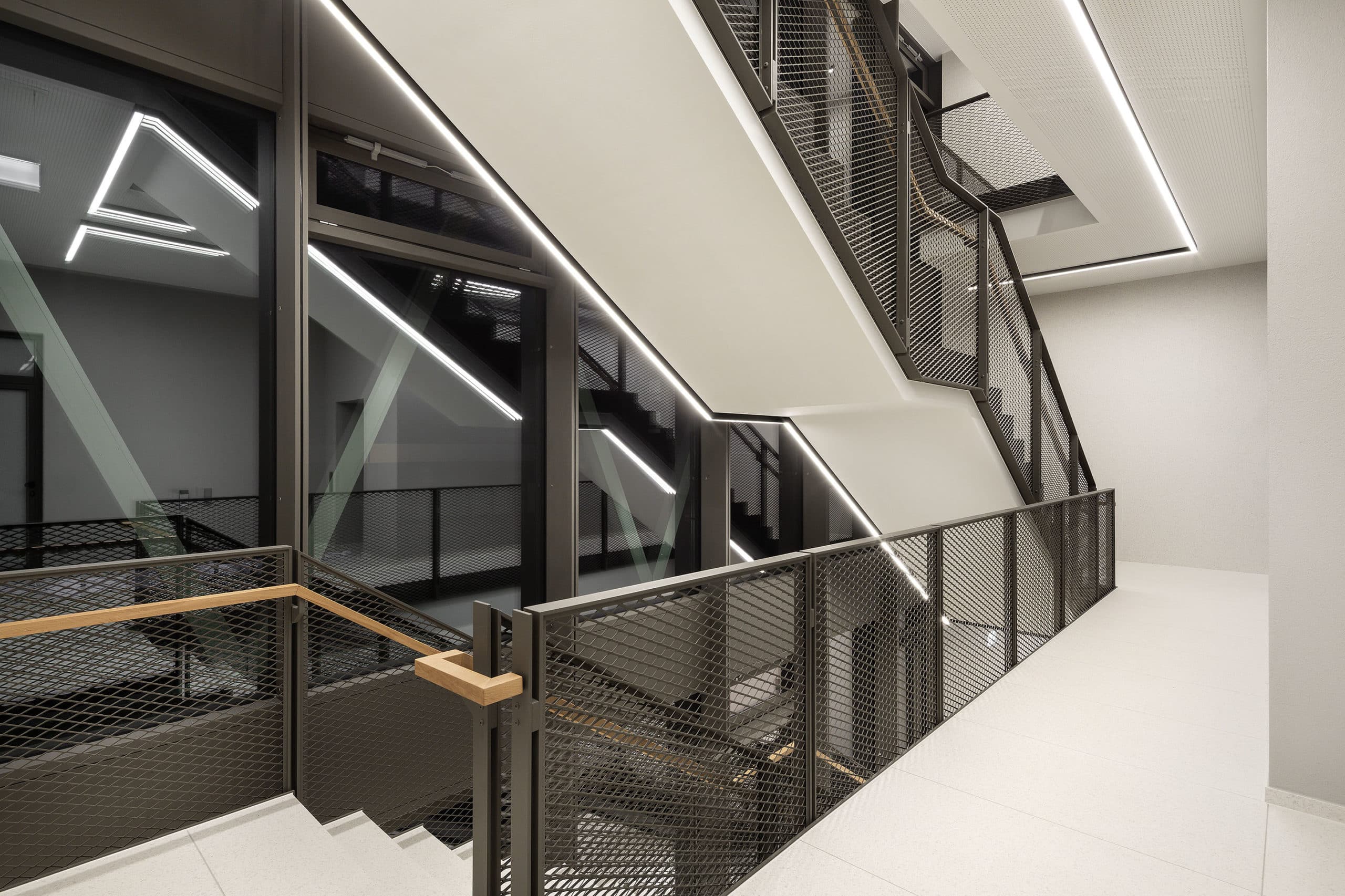 Atrium/Treppenhaus Innenraum mit Stahlgeländer und Betontreppe